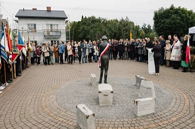 Ikona do artykułu: Odsłonięcie pomnika Cypriana Kamila Norwida w Dąbrówce